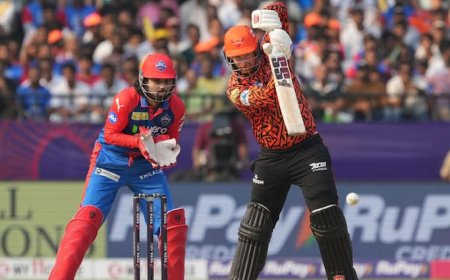 SRH vs DC Match Preview: स्टार्क के सामने टिक पाएंगे अभिषेक और ट्रेविस हेड? जानिए हेड टू हेड आंकड़े और संभावित प्लेइंग 11