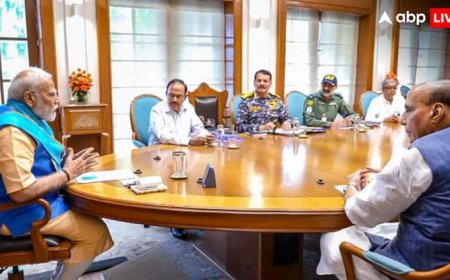 Operation Sindoor: पाकिस्तान के हमलों के बीच PM मोदी ने तीनों सेना प्रमुखों के साथ की बैठक, दुश्मन को मुंहतोड़ जवाब देने का बना प्लान