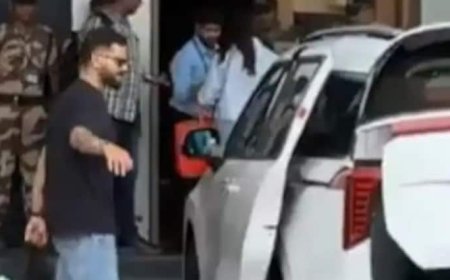 RCB vs KKR: स्टाइलिश लुक में बेंगलुरु पहुंचे विराट कोहली, अनुष्का शर्मा भी दिखीं साथ; देखें वीडियो