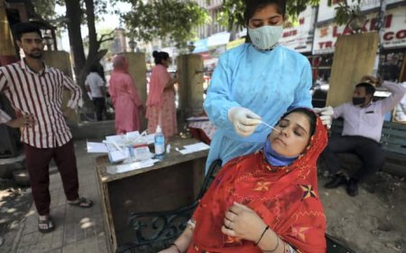 देश में कोरोना के मामलों ने फिर पकड़ी रफ्तार, ठाणे-बेंगलुरु में दो मरीजों की मौत, केंद्र ने की समीक्षा बैठक