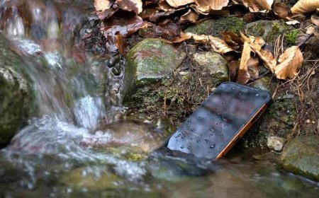 वॉटरप्रूफ और वॉटर रेसिस्टेंट में क्या फर्क है? नया स्मार्टफोन लेने से पहले ज़रूर जान लें ये बातें