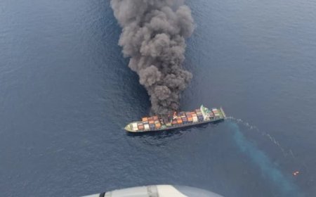 समंदर के बीच हुआ बड़ा धमाका! धुआं-धुआं हो गया आसमान, जानें सिंगापुर के जहाज पर कैसे हुआ ये बड़ा हादसा