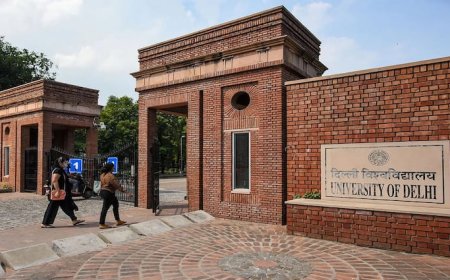 दिल्ली यूनिवर्सिटी के फिलॉसफी सिलेबस से इकबाल, मनुस्मृति और पाकिस्तान से जुड़ी सामग्री हटाने के निर्देश