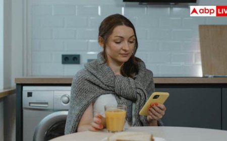 खाने के वक्त मोबाइल चलाना पड़ सकता है सेहत पर भारी, बढ़ सकता है ब्लड शुगर और वजन