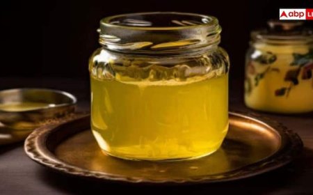 रात को सोने से पहले घी और गुनगुने पानी का करें सेवन, सेहत को मिलेंगे ये 6 फायदे