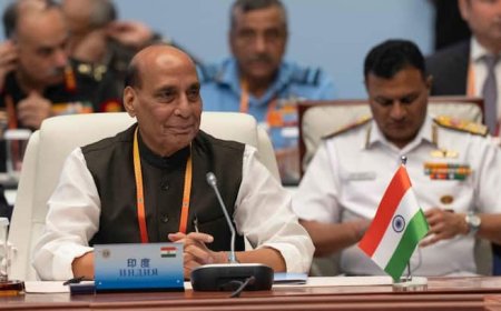 सिर झुकाए बैठे रहे PAK के रक्षा मंत्री ख्वाजा आसिफ, दोस्त चीन के सामने सुनाते रहे राजनाथ सिंह, ड्रैगन भी शर्म से हुआ लाल