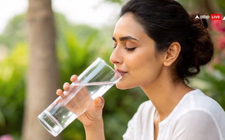 मानसून में गुनगुना पानी है अच्छे स्वास्थ्य की कुंजी, जानिए कब-कब पीने से मिलेगा फायदा