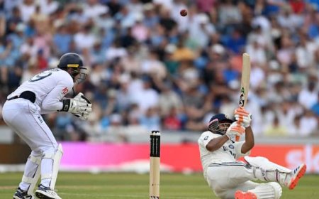 सफेद कपड़े पहनकर लाल गेंद से ही क्यों खेला जाता है टेस्ट क्रिकेट? हैरान करने वाली है वजह