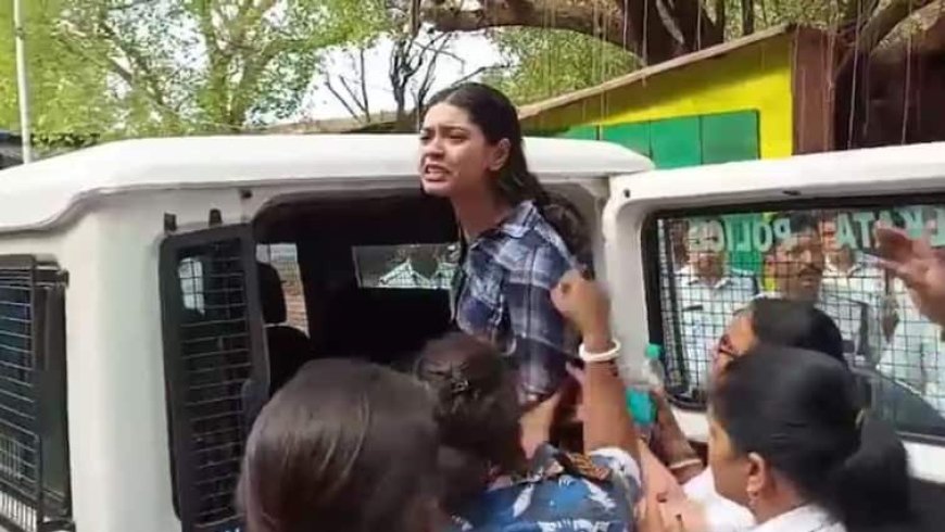 30 दिन में कितने रुपये कमाती हैं इंस्टाग्राम इंफ्लूएंसर शर्मिष्ठा पनोली, जानें कितनी पढ़ी-लिखी?