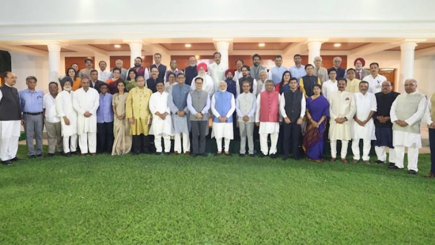 दुनिया में पाकिस्तान की पोल खोलकर लौटे डेलीगेशन से मिले PM मोदी, सामने आईं तस्वीरें