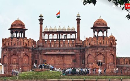 15 अगस्त से पहले लाल किले की सुरक्षा में बड़ी चूक, डमी बम पहुंचा फोर्ट के अंदर, 7 पुलिसकर्मी सस्पेंड