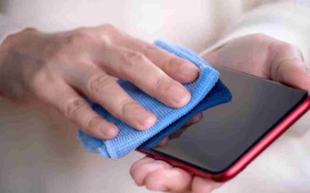 आपका फोन बन चुका है जर्म्स का घर! बिना डिवाइस को नुकसान पहुंचाए ऐसे कर सकते हैं साफ, जानें तरीका