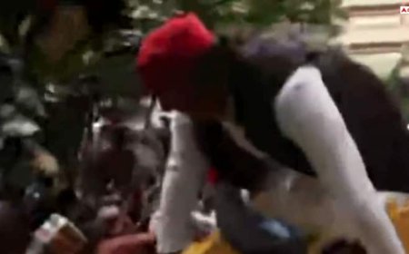 SIR और 'वोट चोरी' के खिलाफ विपक्ष का EC दफ्तर तक मार्च, पुलिस ने रोका तो बैरिकेडिंग पर चढ़े अखिलेश यादव, Video