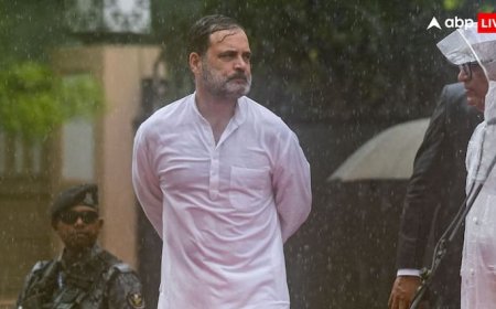 स्वतंत्रता दिवस पर बारिश में भीगते हुए राहुल गांधी ने फहराया तिरंगा, देखते रहे खरगे, कह दी बड़ी बात