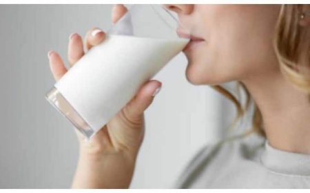 दूध पीने का सही वक्त कौन-सा, एक बार में कम से कम कितना दूध पीना सही?