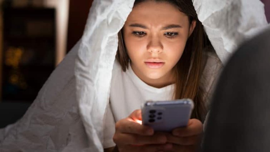 उम्र से पहले ही बूढ़ा कर देगा Smartphone, रिसर्च में सामने आई चौंका देने वाली जानकारी