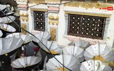 बीड गणपति मंदिर की अनोखी परंपरा! छत से फेंका जाता है प्रसाद, छाते में लेते हैं भक्त!