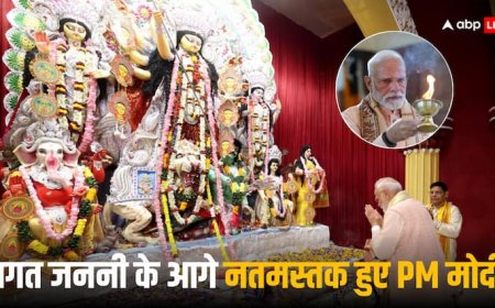 दिल्ली के चितरंजन पार्क पहुंचे PM मोदी, दुर्गा अष्टमी पर मंत्रोच्चार के बीच जगत जननी की उतारी आरती