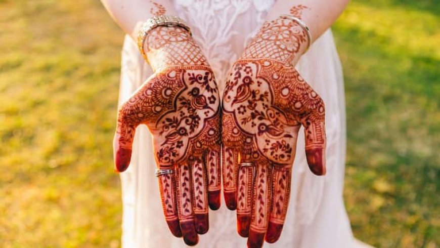 Karwa Chauth Mehndi Design: करवाचौथ पर हाथों में सजा ली ये वाली मेहंदी तो नहीं हटेगी किसी की नजर, पड़ोस वाली भाभी पूछेंगी पार्लर का पता
