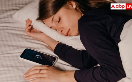 सोते समय सिरहाने मोबाइल रखना सेहत के लिए बन रहा खतरनाक, डॉक्टरों ने बताई बड़ी वजह