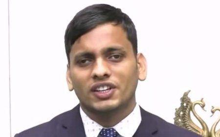UPSC Success Story: आंखों में कम थी रोशनी तो लगन से रोशन की जिंदगी, IAS रवि के लिए मां बनीं सबसे बड़ी योद्धा