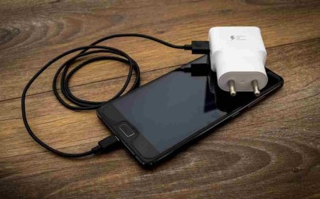 चार्जर में फंसा छोड़ दिया डिवाइस? जानिए क्यों ये छोटी सी गलती बन सकती है बड़े खतरे की वजह