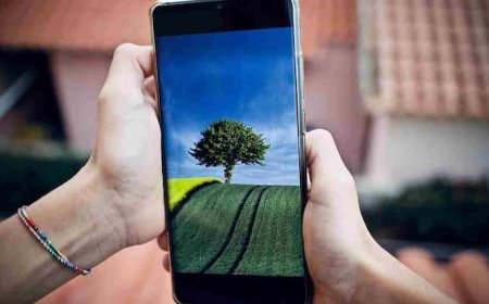 जेब में फिट नहीं हो रहा फोन? जानिए स्क्रीन साइज पैरेडॉक्स कैसे बना स्मार्टफोन्स का नया सिरदर्द