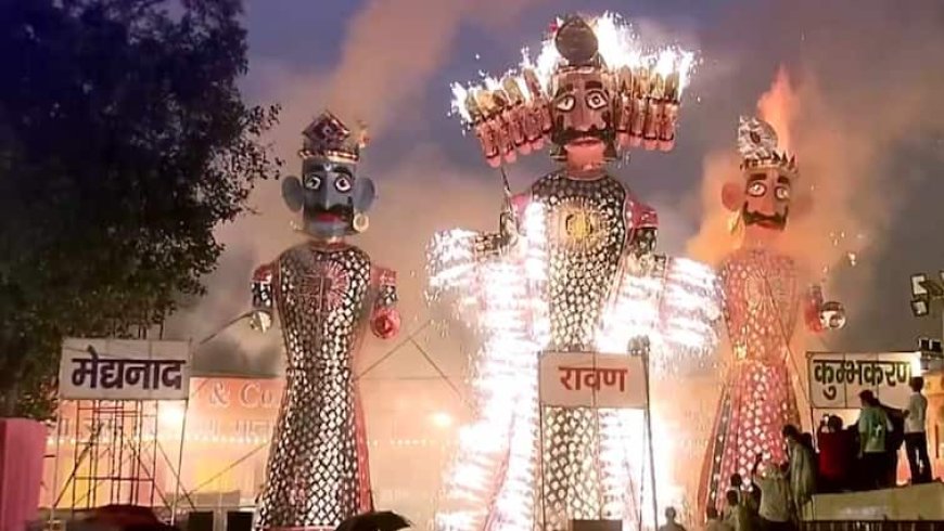 देशभर में धूमधाम से मनाई गई विजयादशमी, कहीं जलकर तो कहीं बारिश में गलकर गिरा रावण, Video