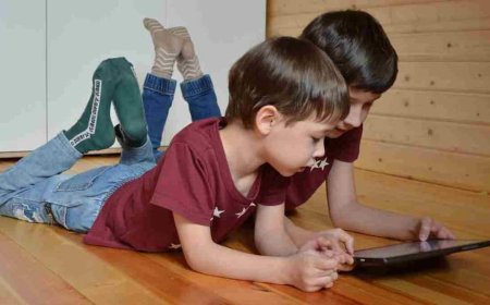 बच्चा हर वक्त फोन में घुसा रहता है? बस आज से अपनाएं ये 5 टिप्स, स्क्रीन टाइम हो जाएगा आधा