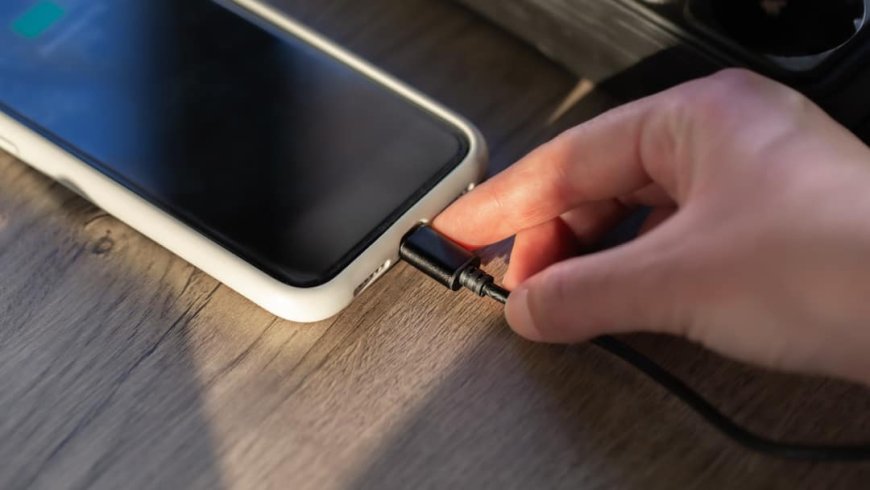 फोन चार्जिंग के समय कहीं ये गलतियां तो नहीं कर रहे हैं आप? बैटरी लाइफ हो जाएगी कम