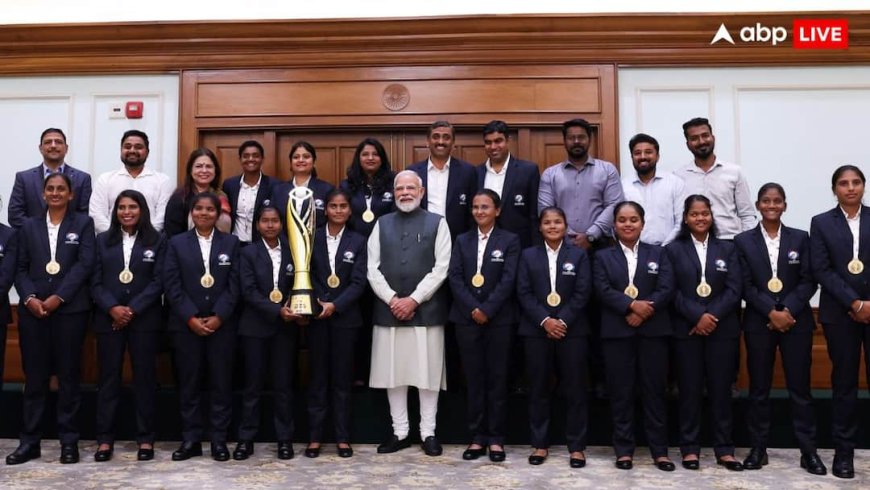 ब्लाइंड T20 विश्व कप जीतने वाली भारतीय महिला टीम से मिले PM मोदी, खिलाड़ियों को अपने हाथ से खिलाई मिठाई