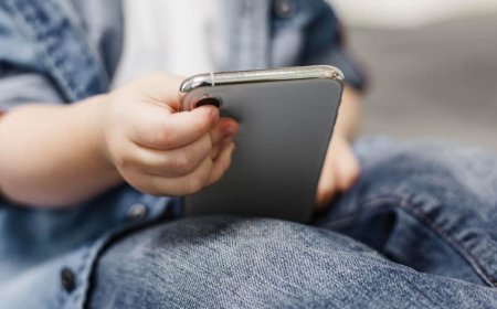 इस उम्र से पहले बच्चों को भूलकर भी न दें स्मार्टफोन, एक साथ कई नुकसान का खतरा, स्टडी में हुआ खुलासा