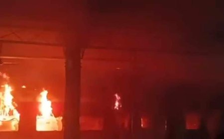 टाटा–एर्नाकुलम एक्सप्रेस में भीषण आग, दो डिब्बे खाक, अफरातफरी के बीच शव बरामद