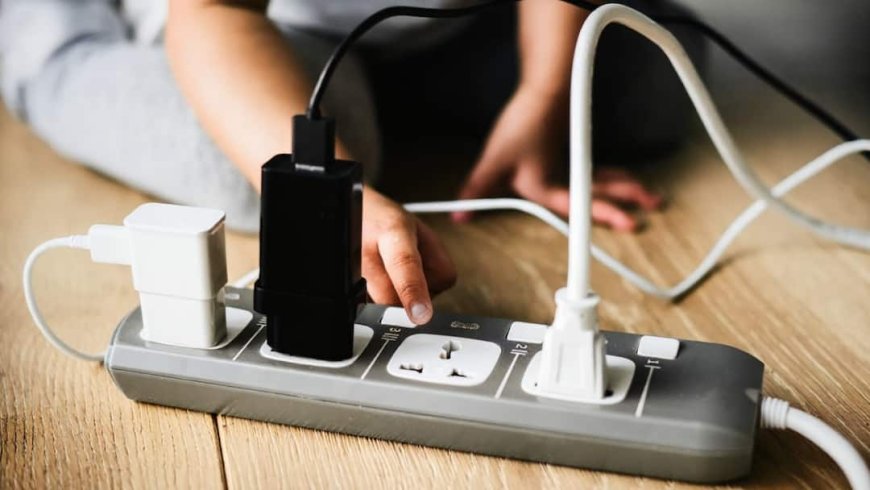 केवल ब्लैक और व्हाइट ही क्यों होते हैं चार्जर? कारण जानकर रह जाएंगे हैरान