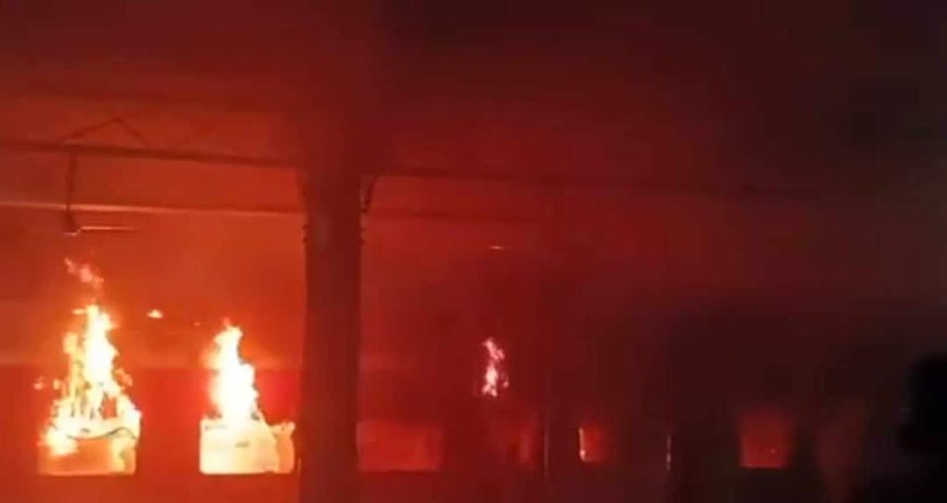 टाटा–एर्नाकुलम एक्सप्रेस में भीषण आग, दो डिब्बे खाक, अफरातफरी के बीच शव बरामद