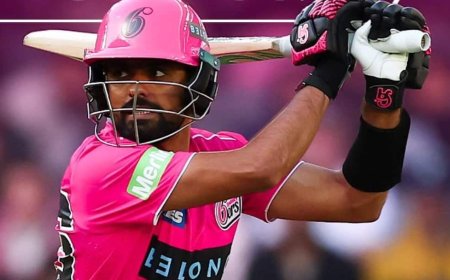 बाबर आजम की धीमी पारी देखकर गिलक्रिस्ट को आया गुस्सा, कमेंट्री के दौरान ही सुनाई  खरी-खोटी