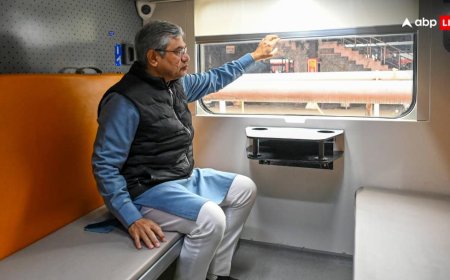 नई दिल्ली रेलवे स्टेशन पर पहुंची लग्जरी सुविधाओं से लैस वंदे भारत स्लीपर ट्रेन, रेल मंत्री अश्विनी वैष्णव ने किया निरीक्षण