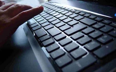 लैपटॉप का कीबोर्ड अचानक जवाब दे गया? सर्विस सेंटर भागने से पहले ये 5 ट्रिक्स आजमाएं, हजारों रुपये बच सकते हैं