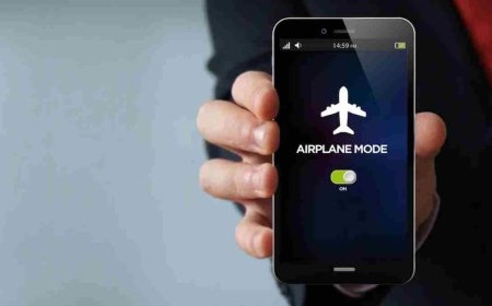 फ्लाइट में एयरप्लेन मोड क्यों जरूरी? जान बचाने वाला नियम या सिर्फ औपचारिक हिदायत, सच्चाई जानकर चौंक जाएंगे