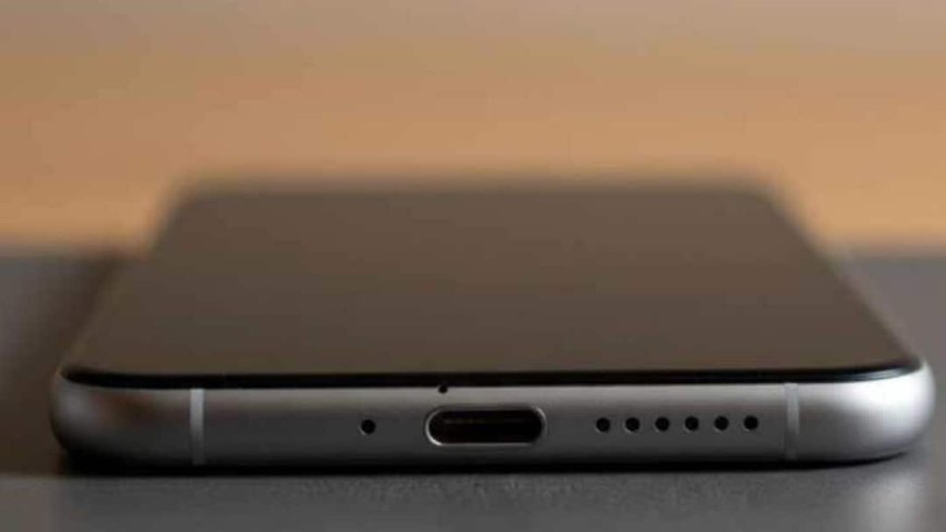 फोन के नीचे छोटा सा छेद क्यों होता है? 90% लोग इसे सिम ट्रे समझकर गलती कर बैठते हैं