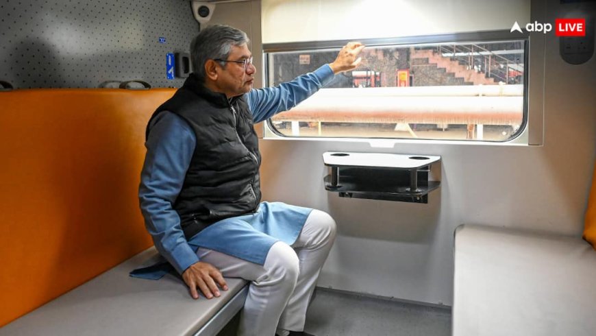 नई दिल्ली रेलवे स्टेशन पर पहुंची लग्जरी सुविधाओं से लैस वंदे भारत स्लीपर ट्रेन, रेल मंत्री अश्विनी वैष्णव ने किया निरीक्षण