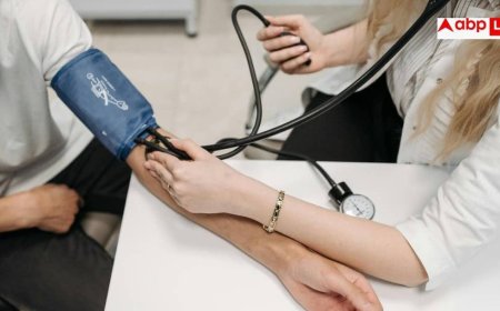 Blood Pressure Monitoring: आपको पता है अपना बीपी नंबर? जानें घर पर ब्लड प्रेशर चेक करने का सही तरीका और एक्सपर्ट्स की राय