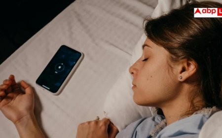 Mobile Radiation Cancer Risk: सिरहाने मोबाइल रखकर सोने से क्या हो जाता है कैंसर, डॉक्टर से जानें कितनी सच है यह बात?