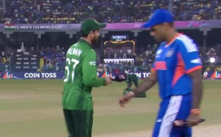 भारत की नो हैंडशेक पॉलिसी कायम, टॉस के समय सूर्यकुमार यादव ने पाकिस्तानी कप्तान से नहीं मिलाया हाथ