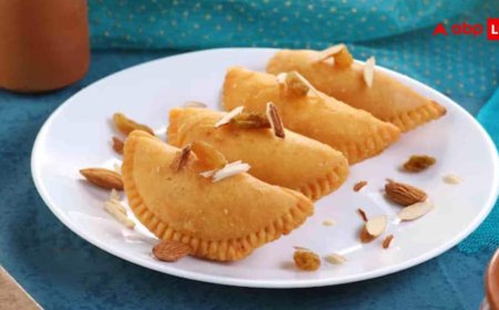 Holi 2026: होली पर क्यों बनाई जाती है गुजिया? जानिए इसका इतिहास और घर पर बनाने का आसान तरीका