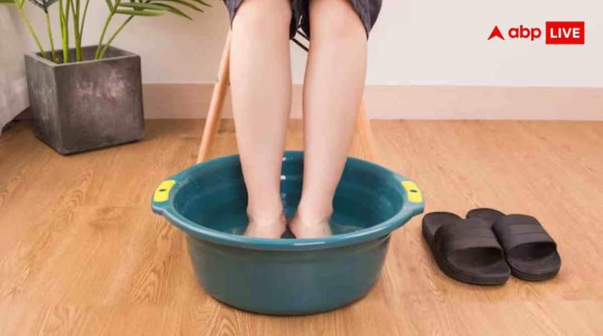 पैरों को नमक वाले पानी में डालते ही शुरू होता है डिटॉक्स, आयुर्वेद ने बताए फायदे