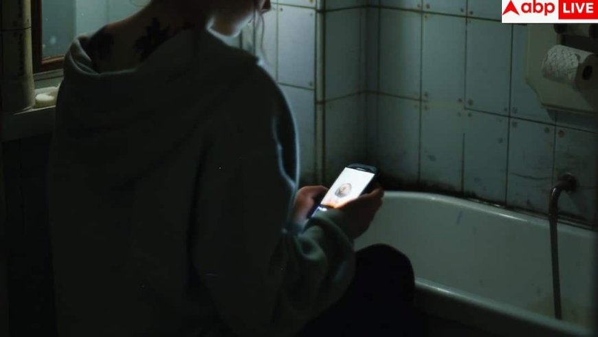 Sitting Too Long On Toilet: क्या ज्यादा देर टॉयलेट में बैठने से निकल जाता है मलाशय? इस देश में सामने आ चुका केस