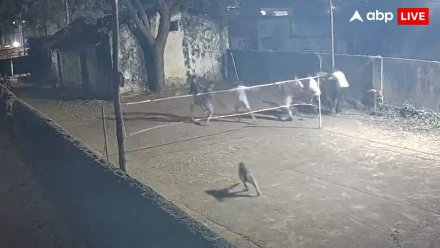 Telangana: कॉलेज कैंपस में घुसे बंदरों ने मचाया कोहराम, भागते छात्रों का वीडियो हुआ वायरल