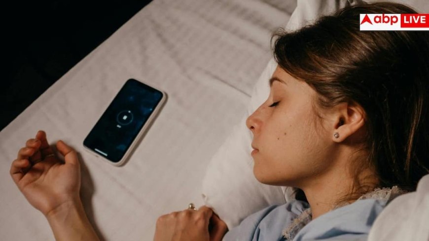Mobile Radiation Cancer Risk: सिरहाने मोबाइल रखकर सोने से क्या हो जाता है कैंसर, डॉक्टर से जानें कितनी सच है यह बात?