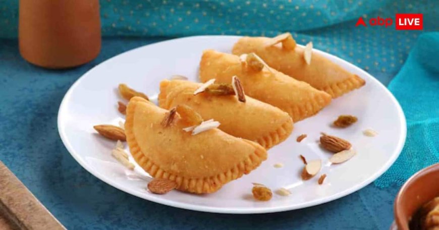 Holi 2026: होली पर क्यों बनाई जाती है गुजिया? जानिए इसका इतिहास और घर पर बनाने का आसान तरीका